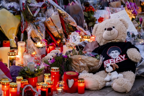 epa12626284 Flowers, candles and stuffed animals are pictured in tribute to the victims after the fire at the 'Le Constellation' bar and lounge, in Crans-Montana, Switzerland, 04 January 202 ...