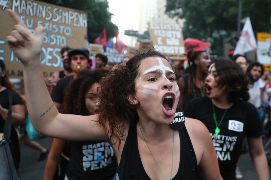 epa06321335 Members of the Single Workers Union (CUT) protest in Rio de Janeiro, Brazil, 10 November 2017. Hundreds of demonstrators protested in several cities in Brazil against the labor reform, app ...