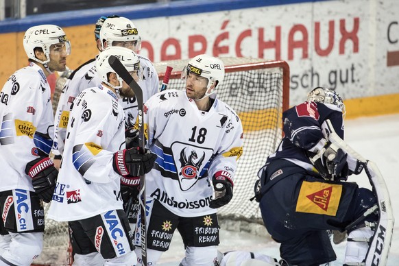 Jubel bei den Spielern von Fribourg im Eishockey Meisterschaftsspiel der National League zwischen dem EV Zug und dem HC Fribourg Gotteron am Montag, 4. Maerz 2019, in der Bossard Arena in Zug. (KEYSTO ...