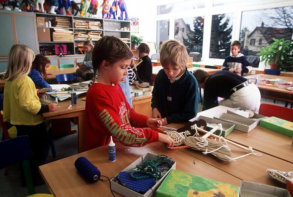 Bastelunterricht an der Primarschule aufgenommen in Staefa 1997. (KEYSTONE/Str)