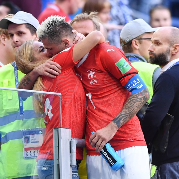 FUSSBALL WM 2018 Achtelfinale 03.07.2018 Schweden - Schweiz Valon Behrami (re, Schweiz) wird von Freundin, Skifahrerin Lara Gut (Schweiz) nach dem Ausscheiden getroestet *** FIFA World Cup 2018 Eighth ...