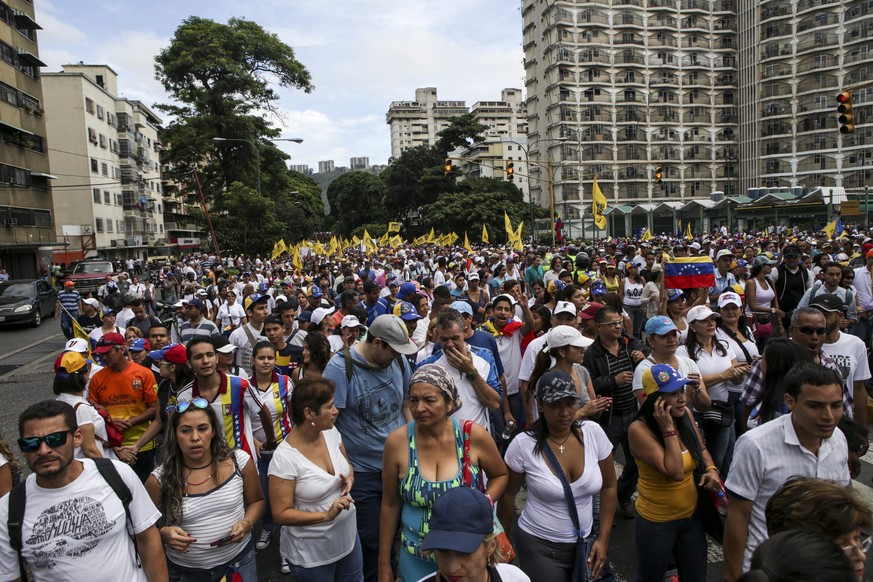 epa05518675 People participate in a demonstration demanding the electoral power to announce a date for the recall referendum promoted by opposition to revoke the Venezuelan President Nicolas Maduro, i ...