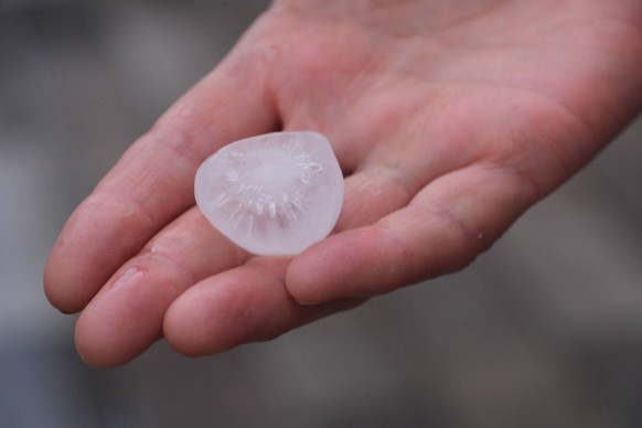 22.06.2023 xkhx Kassel, Unwetter-Schäden Unwetter über Kassel, Orkanböen, Starkregen, Hagel, abgedeckte Dächern, zerstörte Autoscheiben, *** 06 22 2023 xkhx Kassel, storm damage Storm over Kassel, gal ...