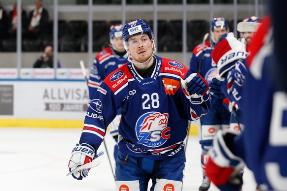 Jesper Froeden (ZSC Lions) klatscht ab nach seinem Treffer zum 4:0 im Meisterschaftsspiel der National League zwischen den ZSC Lions und dem Lausanne HC, am Samstag, den 05. Oktober 2024 in der Swiss  ...