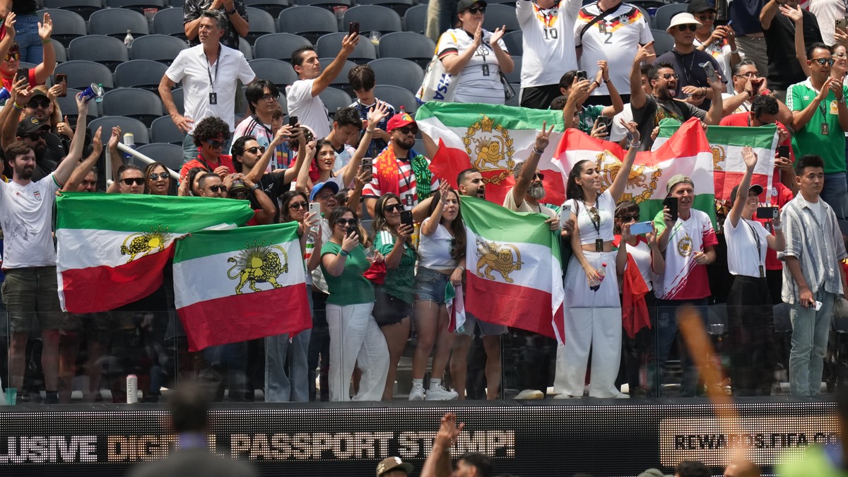 Iranische-Fans-buhen-erneut-eigene-Hymne-aus-US-Beamte-greifen-durch