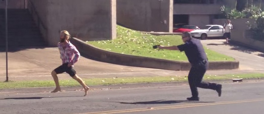 Der Ordnungshüter warnt Hawkes, er werde gleich getasert.&nbsp;