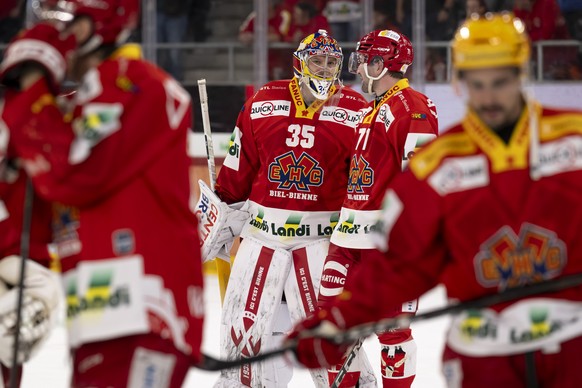 Torhueter Harri Saeteri (EHCB) (links) und Yanik Burren (EHCB) (rechts) jubeln nach dem Sieg (4-3) im Hinspiel der Play-In-Serie der Eishockey National League zwischen EHC Biel-Bienne, EHCB, und SC Be ...