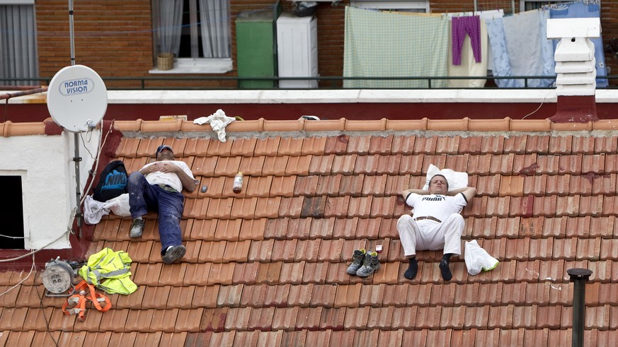 Bauarbeiter in Madrid machen Siesta: Wer viele lange Nickerchen braucht, hat womöglich ein unentdecktes Problem.