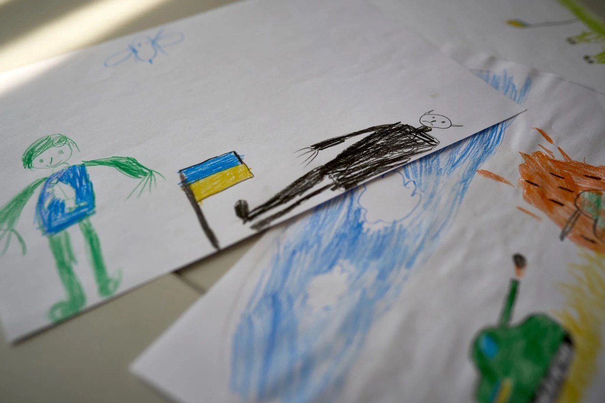 Des dessins réalisés par des enfants lors de séances de thérapie à l'hôpital pour enfants Okhmatdyt, à Kiev.