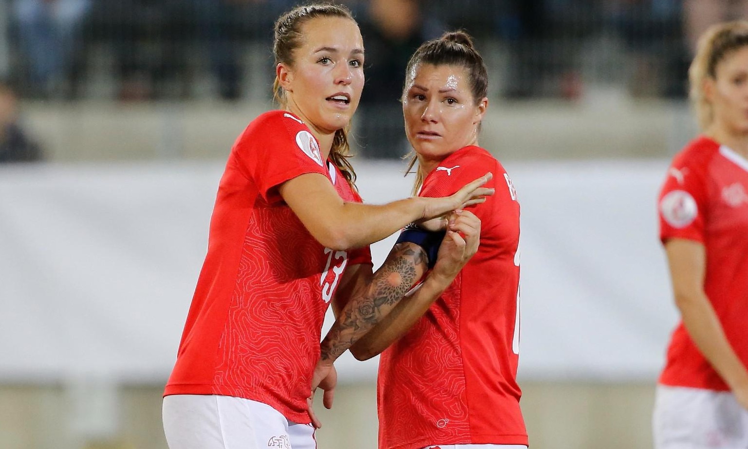 Lia Wälti (l.) und Ramona Bachmann wollen mit der Schweiz an die WM 2023 nach Australien und Neuseeland.