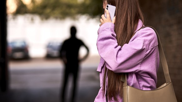 Weibliches Stalking-Opfer wird auf offener Strasse verfolgt.