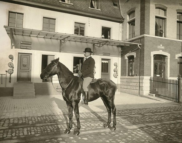 Upright: Director Fritz Schoellhorn in front of his brewery, 1906. https://commons.wikimedia.org/wiki/File:Gesch%C3%A4ftseingang_mit_Fritz_Schoellhorn_um_1906.jpg