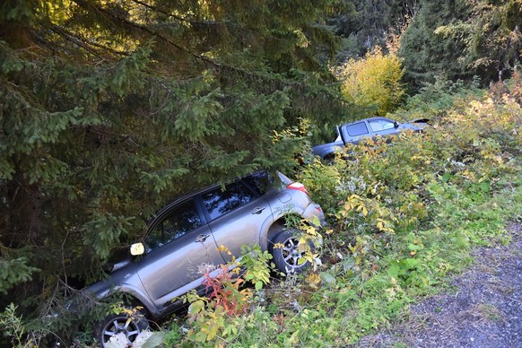 Autos auf Bergstrecke frontal kollidiert und abgestürzt