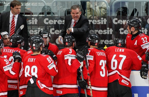 ARCHIVBILD ZUM SDA-TEXT UEBER DEN EISHOCKEY WM-VIERTELFINAL DEUTSCHLAND VS. SCHWEIZ VON 2010 - Der Schweizer Headcoach Sean Simpson feuert seine Spieler an im Viertelfinalspiel der Eishockey Weltmeist ...