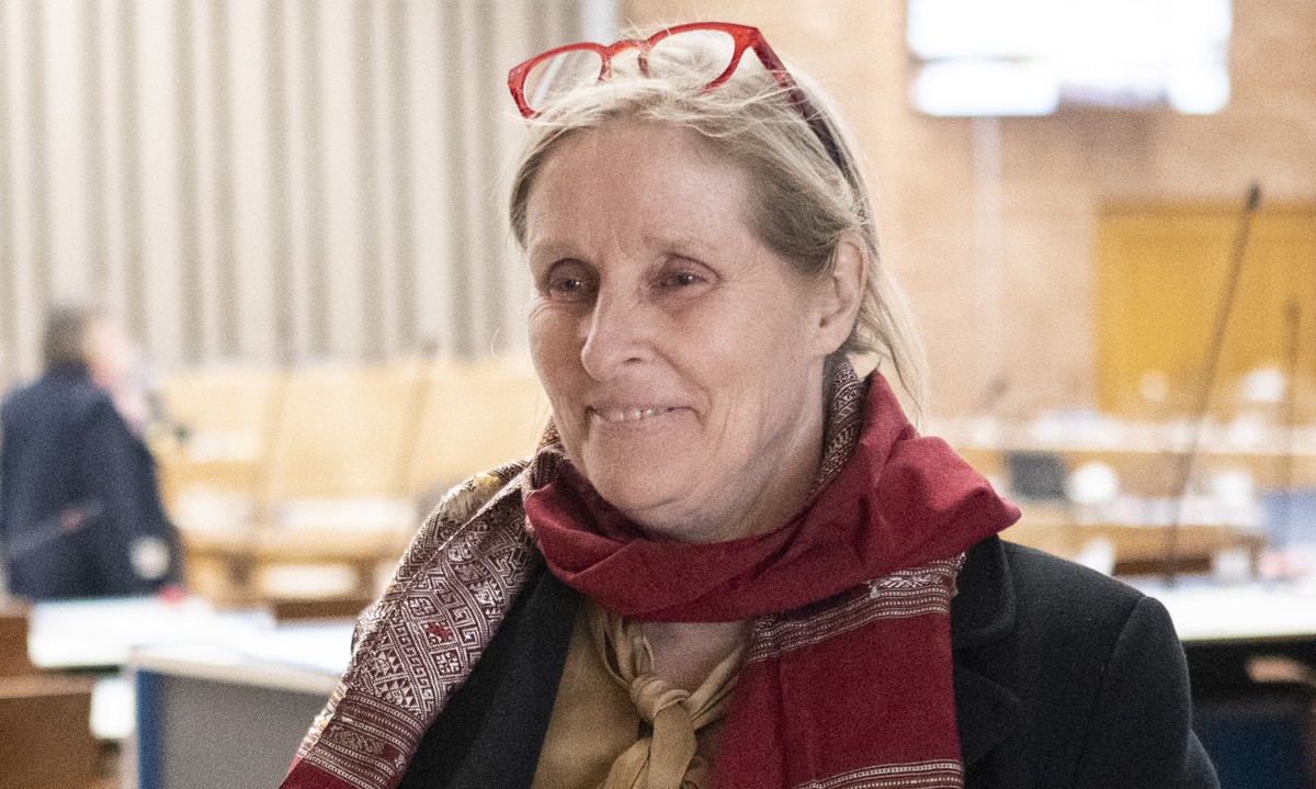 Isabel Garcia der FDP, rechts, und Sandra Bienek der GLP bei der 217. Sitzung des Zuercher Kantonsrats im provisorischen Rathaus Hard in der Bullingerkirche, am Montag, 27. Februrar 2023 in Zuerich. ( ...