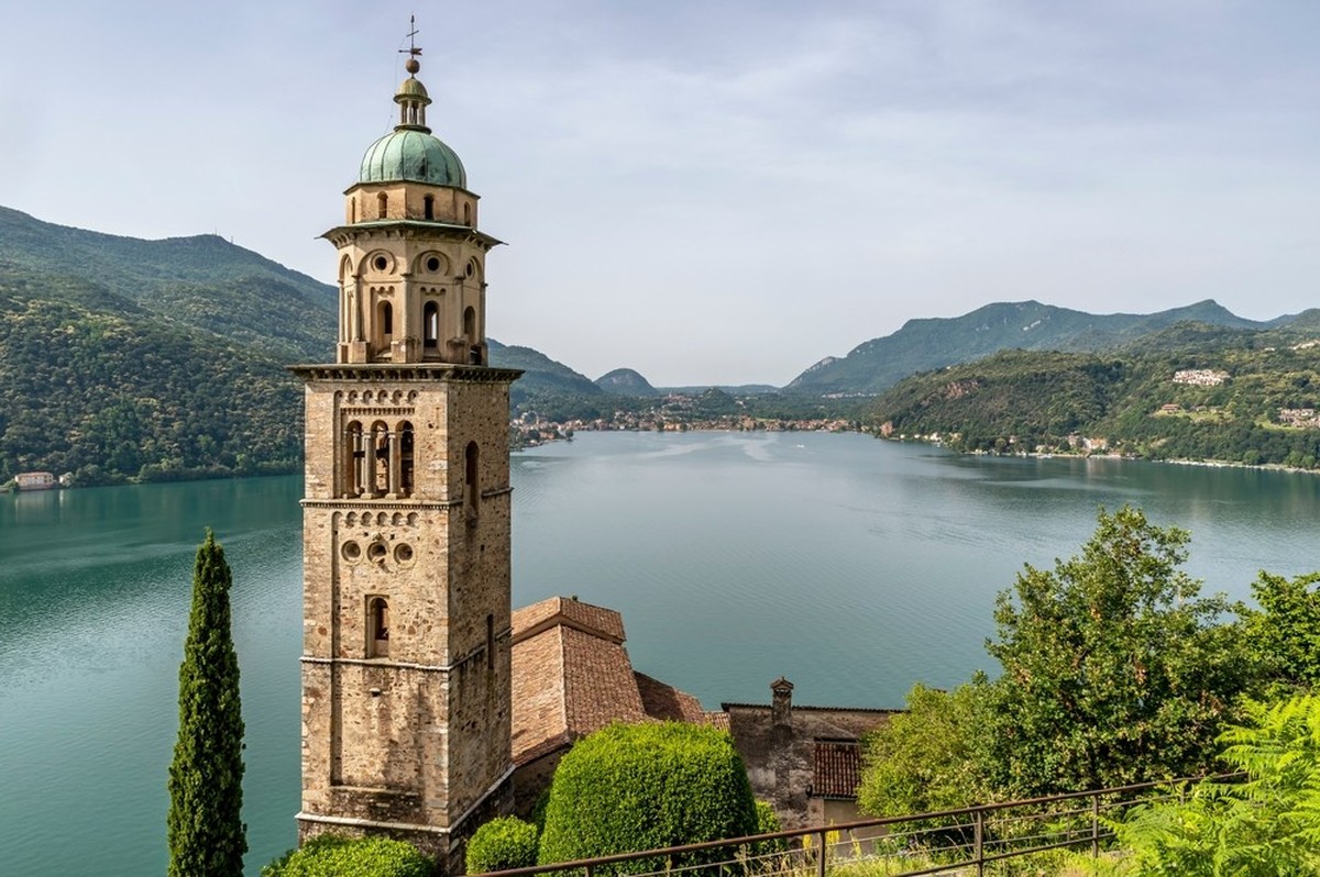 Église de Santa Maria del Sasso, Morcote, Suisse, avec Porto Ceresio, Italie en arrière-plan.