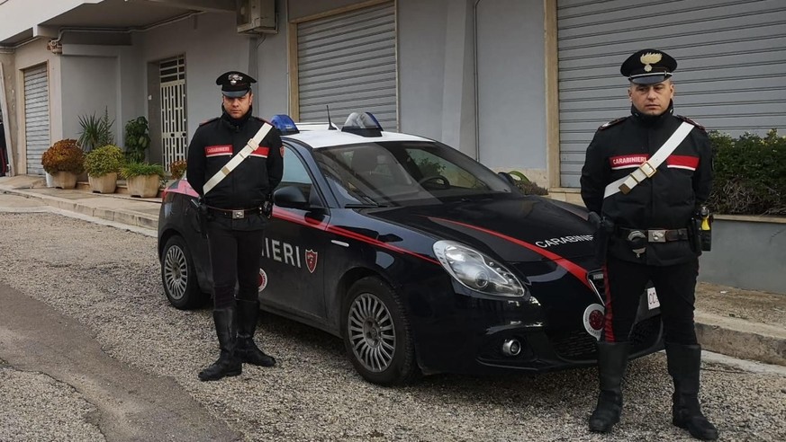 epa10410337 Carabinieri officers stand guard outside the hideout of Cosa Nostra boss Matteo Messina Denaro, following an overnight carabinieri ROS unit raid in Campobello di Mazara, Sicily, southern I ...