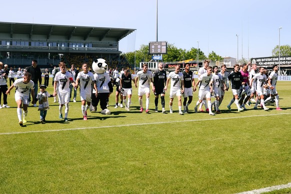 10.05.2025, Fussball, Herren, 2. Bundesliga, Saison 2024/2025, SV 07 Elversberg - Eintracht Braunschweig, Die Mannschaft SV 07 Elversberg feiert den Sieg Elversberg Ursapharm-Arena an der Kaiserlinde  ...