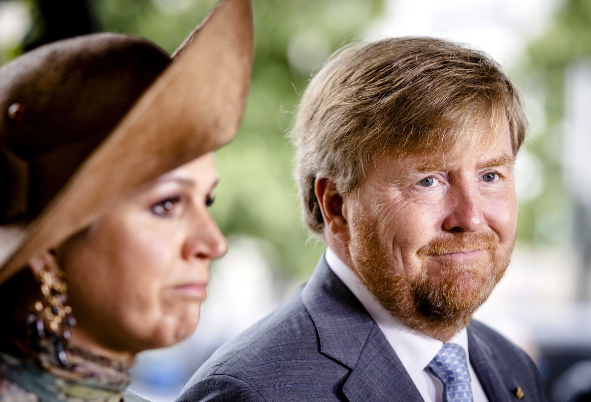 epa09327825 Dutch King Willem-Alexander (R) and Queen Maxima react to the shooting of Dutch crime reporter Peter R. de Vries, during their state visit in Berlin, Germany, 07 July 2021. The crime repor ...