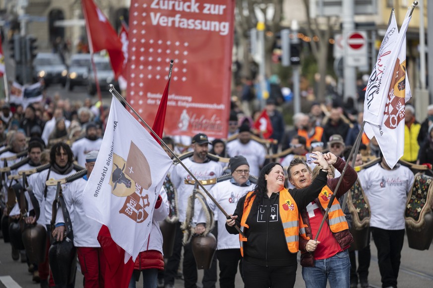 Massnahmengegner und Corona-Skeptiker demonstrieren gegen Corona-Massnahmen der Regierung, aufgenommen am Samstag, 19. Februar 2022 in Oerlikon Zuerich. (KEYSTONE/Ennio Leanza)