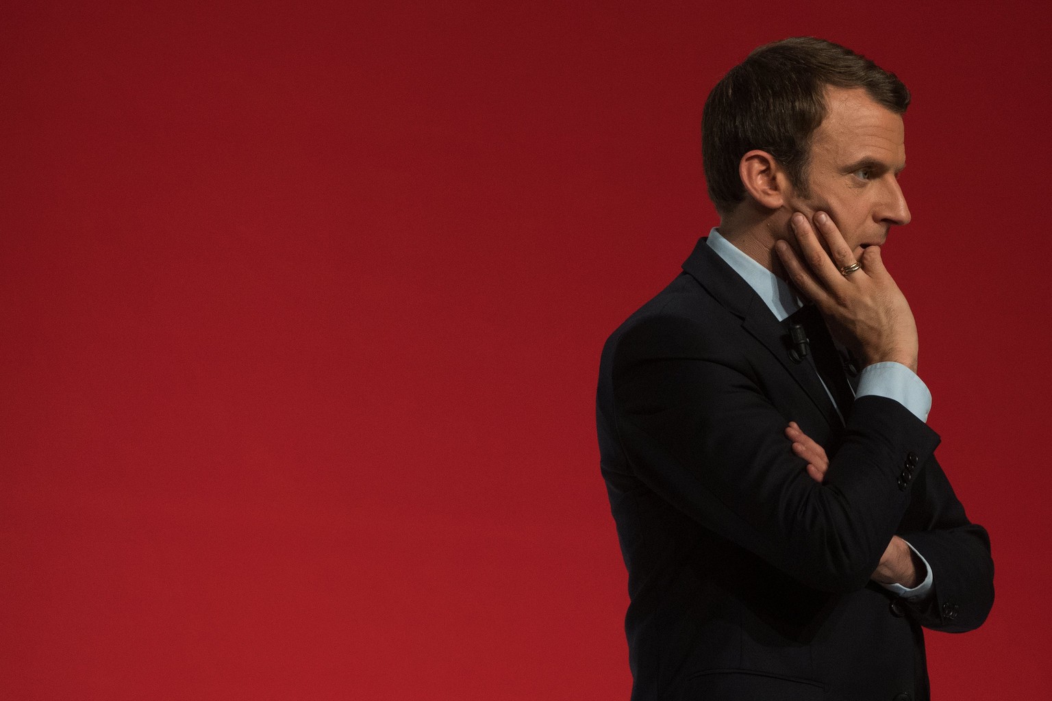 epa05934006 French presidential election candidate for the &#039;En Marche!&#039; political movement and Former French Minister Emmanuel Macron during a political campaign rally at Chatellerault, Fran ...