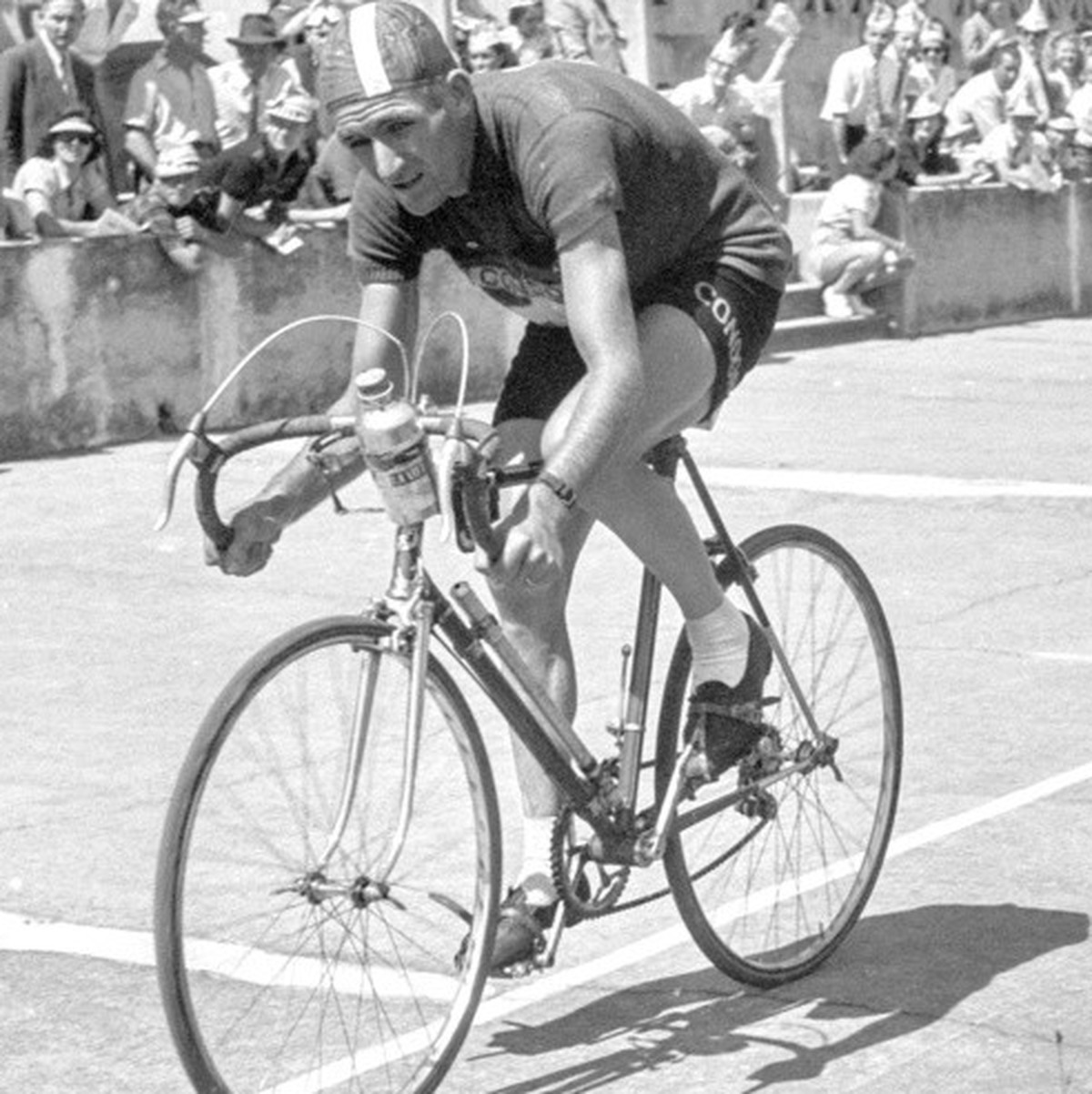 Georges Aeschlimann ueberquert am 5. August 1950 in Lyon nach der 20. Etappe der Tour de France, einem Zeitfahren ueber 98 Kilometer von Saint Etienne nach Lyon, die Ziellinie. (KEYSTONE/PHOTOPRESS-AR ...