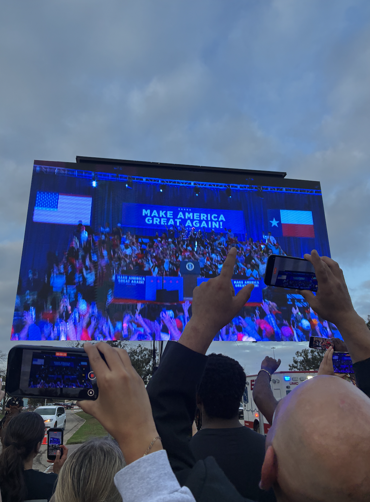 Dès l'apparition du président américain, les mains et les téléphones se lèvent.