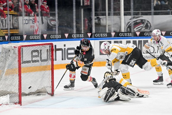 Lorenzo Canonica (HCL), left, scores a goal, during the regular season National League game between HC Lugano and HC Ajoie at the ice stadium Cornèr Arena in Lugano, Switzerland, December 22, 2025. (K ...