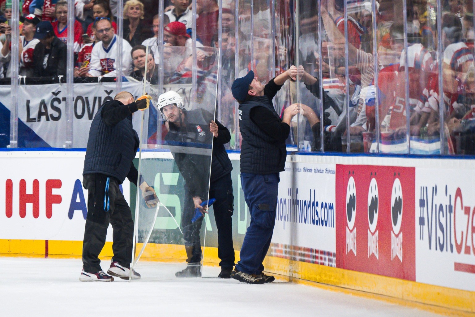 240526 Sheet of plexi glass being replaced during the 2024 IIHF Ice hockey, Eishockey World Championship, WM, Weltmeisterschaft final game between Switzerland and Czech Republic on May 26, 2024 in Pra ...