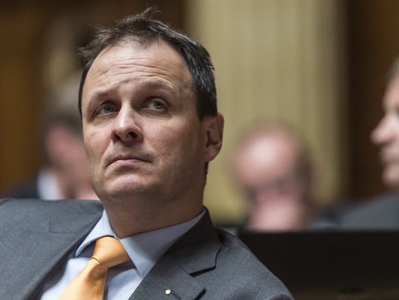 Claudio Zanetti, SVP-ZH, hoert einem Votum zu, am ersten Tag der Fruehlingssession der Eidgenoessischen Raete, am Montag, 29. Februar 2016 im Nationalrat in Bern. (KEYSTONE/Alessandro della Valle)