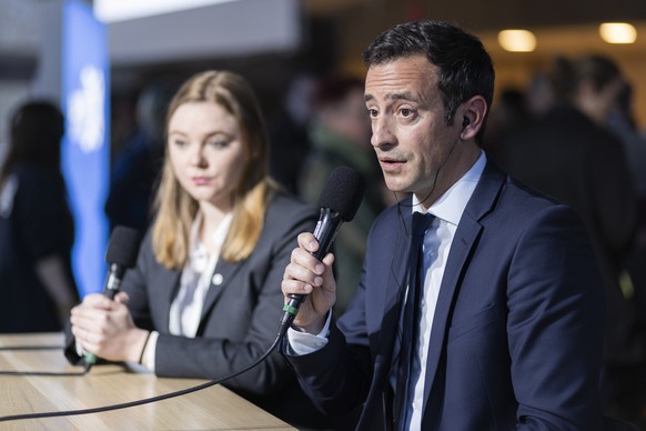 Le candidat Vassilis Venizelos, droite, les Verts, parle aux journalistes lors du premier tour de l&#039;election au Conseil d&#039;Etat du canton de Vaud ce dimanche, 20 mars 2022 a Lausanne. (KEYSTO ...