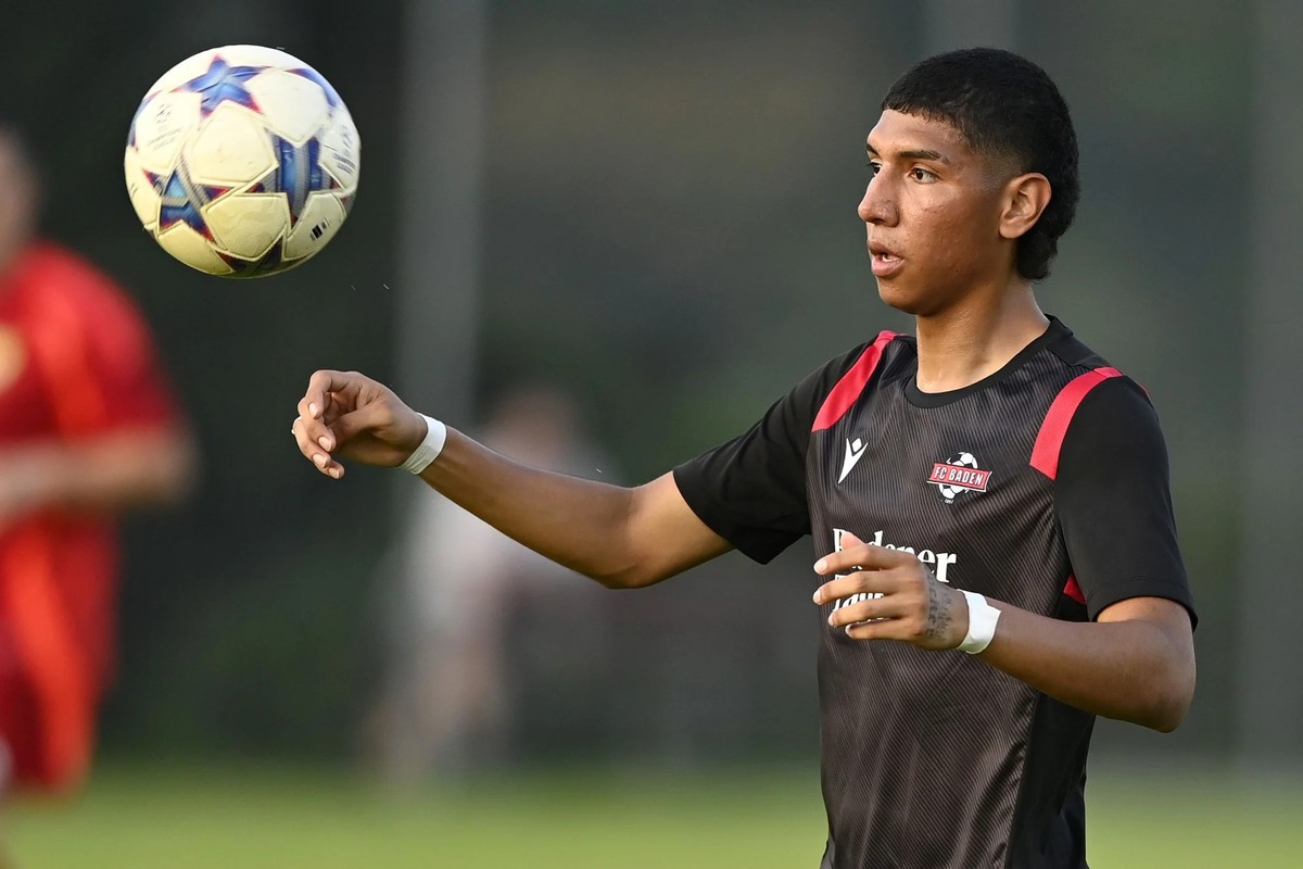 Yan Carlo Esguerra sous le maillot du FC Baden: une combinaison qui pourrait permettre au Colombien d'éviter l'expulsion.