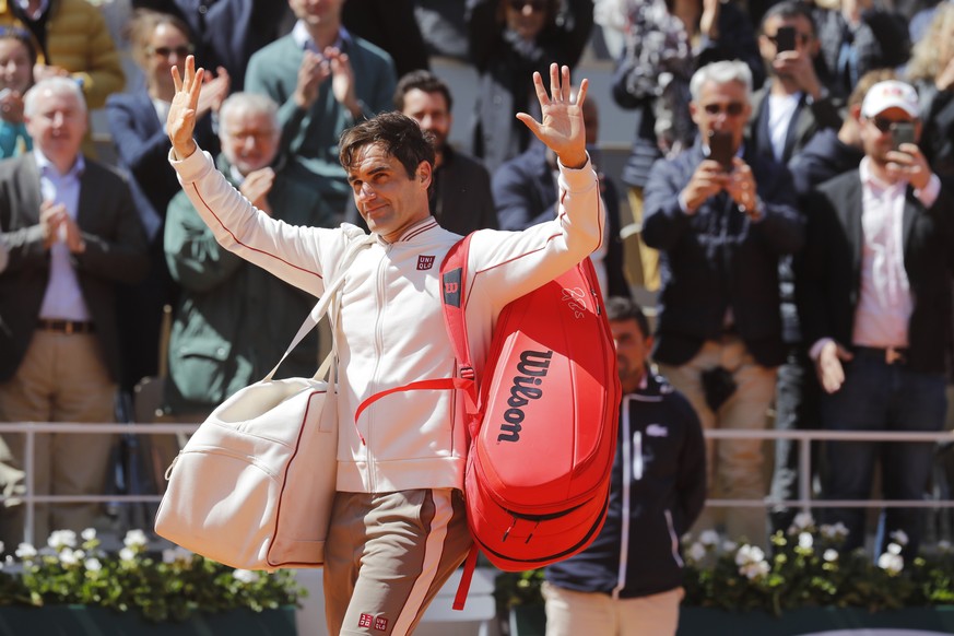 Switzerland&#039;s Roger Federer waves goodbye after losing his semifinal match of the French Open tennis tournament against Spain&#039;s Rafael Nadal in three sets 3-6, 4-6, 2-6, at the Roland Garros ...