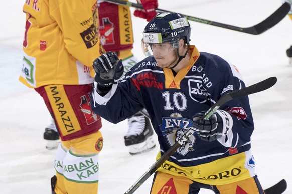 Zugs Dominic Lammer feiert das 1:0 fuer Zug, waehrend dem Eishockey-Qualifikationsspiel der National League A zwischen dem EV Zug und den SCL Tigers, am Freitag, 21. Oktober 2016, in Zug. (KEYSTONE/Ur ...