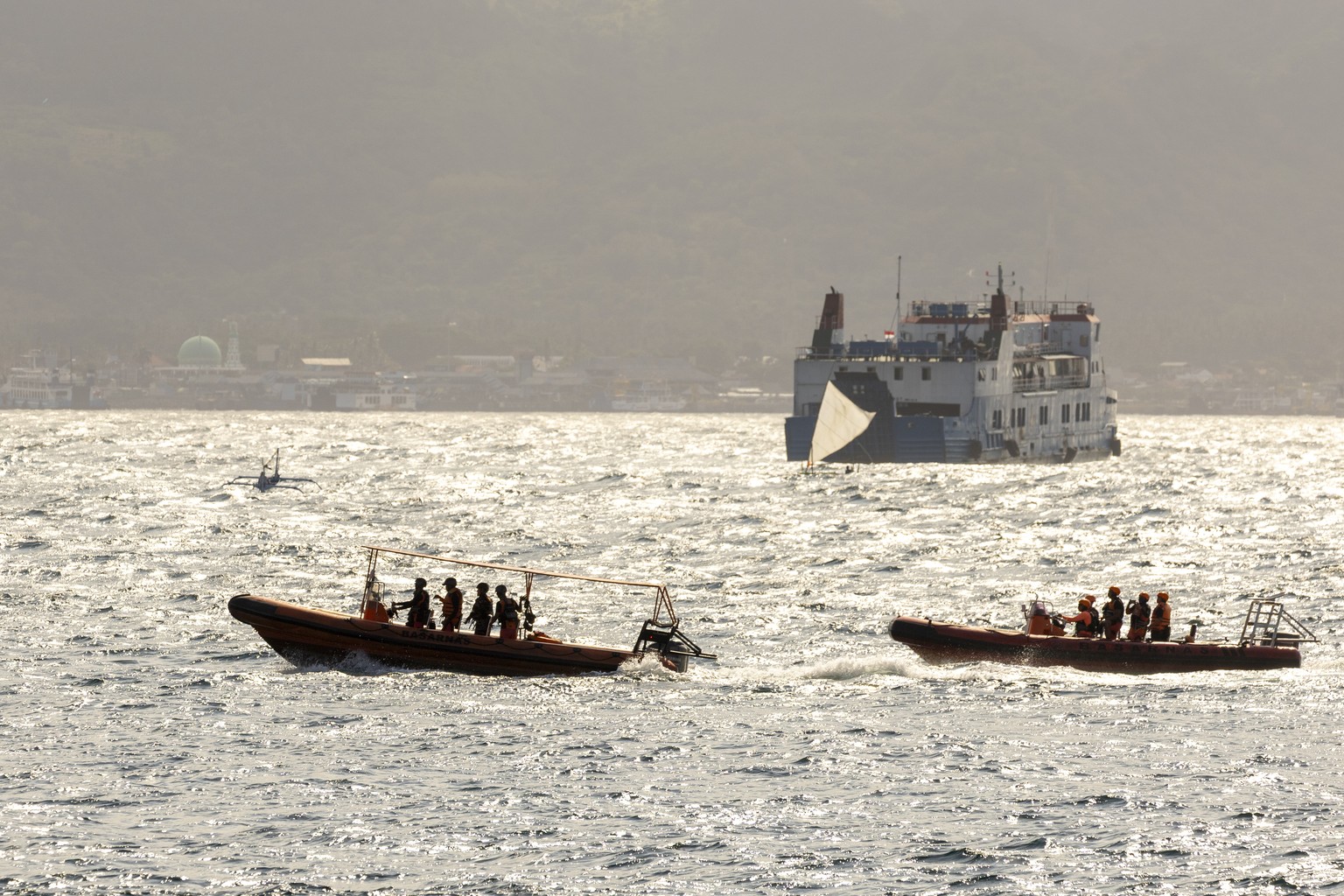 epa12211928 Rescuers conduct search operations following the sinking of a ferry near Gilimanuk Port, Bali, Indonesia, 03 July 2025. At least four people are dead and dozens missing, while 31 have been ...