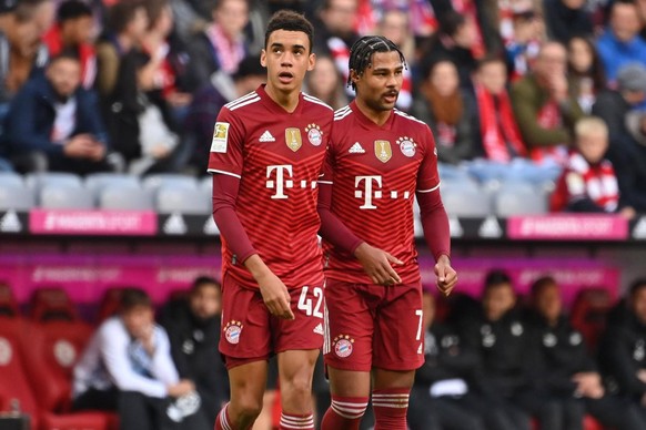 Die Bayern-Spieler Jamal Musiala und Serge Gnabry wollen sich nun offenbar doch impfen lassen.