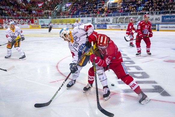 EV Zug Stuermer Dario Simion, links, gegen SC Rapperswil-Jona Lakers Verteidiger Florian Schmuckli waehrend dem Eishockey-Meisterschaftsspiel der National League zwischen den SC Rapperswil-Jona Lakers ...