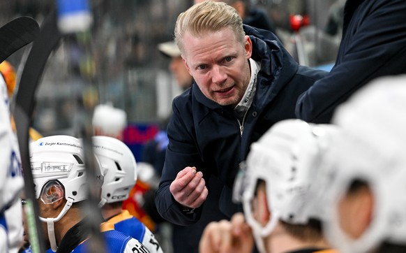 Head Coach Michael Liniger (EVZ) speaks with his players, during the regular season National League game between HC Ambri Piotta and EV Zug at the ice stadium Gottardo Arena, Switzerland, January 6, 2 ...