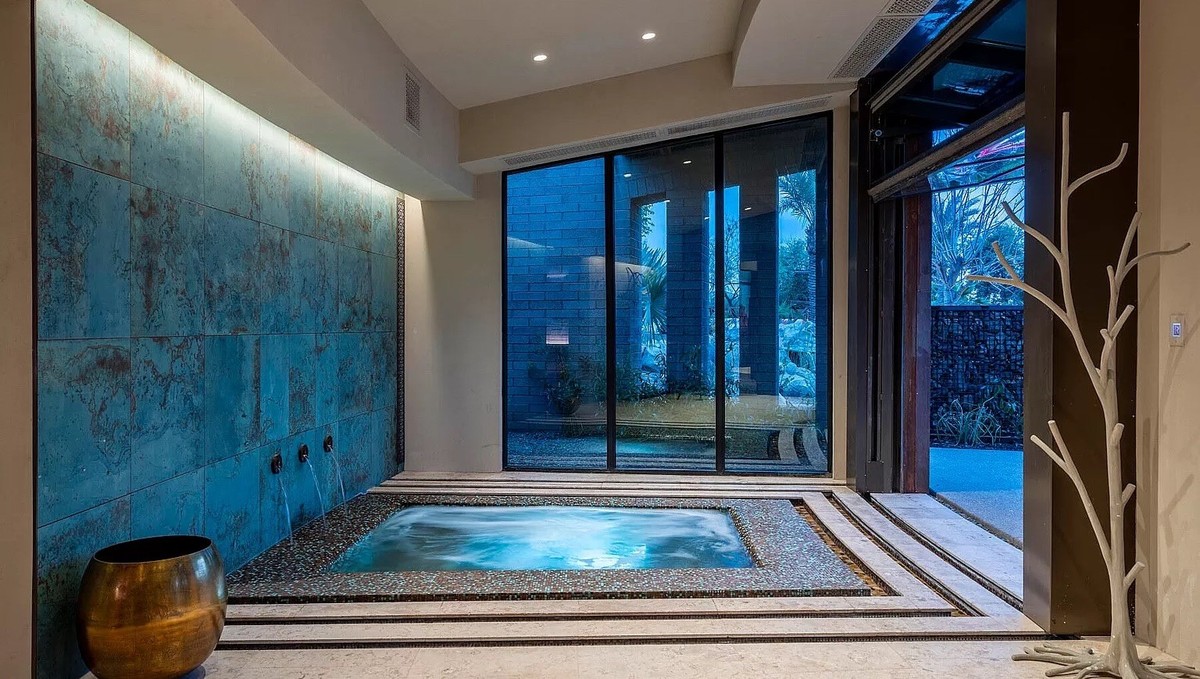 Crazy Villa in Gilbert Arizona für 20 millionen dollar https://www.zillow.com/homedetails/21423-S-147th-St-Gilbert-AZ-85298/59261224_zpid/