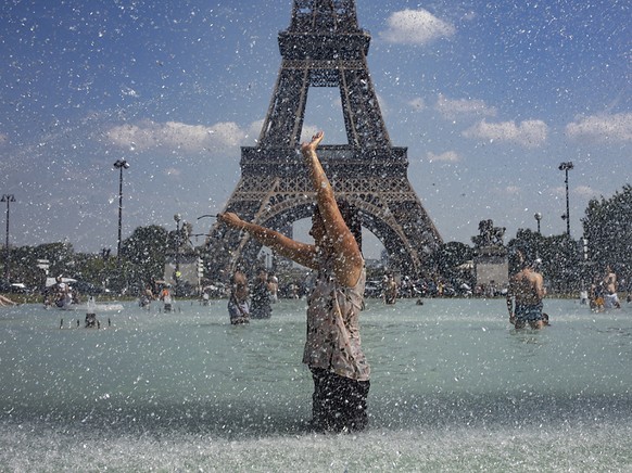 Während der Hitzewelle im Juni suchen Einwohner von Paris Abkühlung in öffentlichen Brunnen. Weltweit müssen sich Metropolen auf eine Erwärmung des Stadtklimas einstellen. (Bild: Ian Langsdson/EPA Key ...