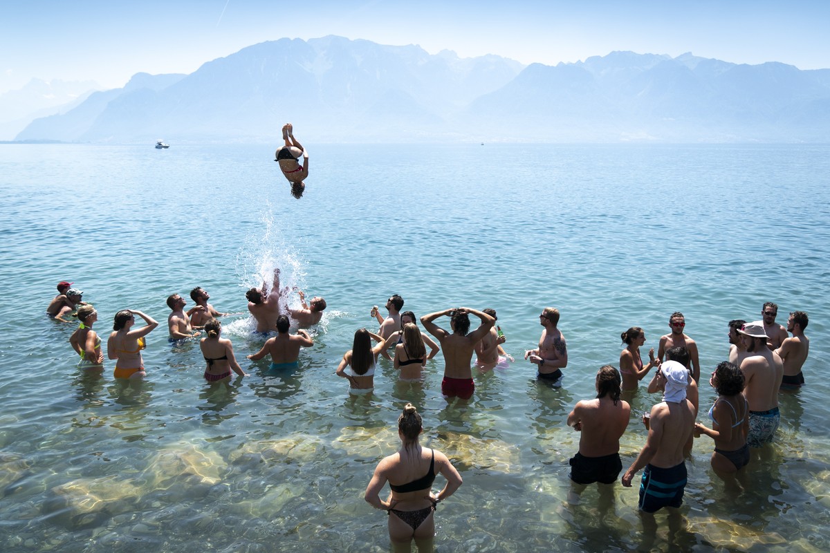 epaselect epa07735546 Visitors of the Fete des Vignerons (Winegrowers' festival in French) cool off in the water of the Lake Geneva during sunny and warm weather in Vevey, Switzerland, 23 July 20 ...