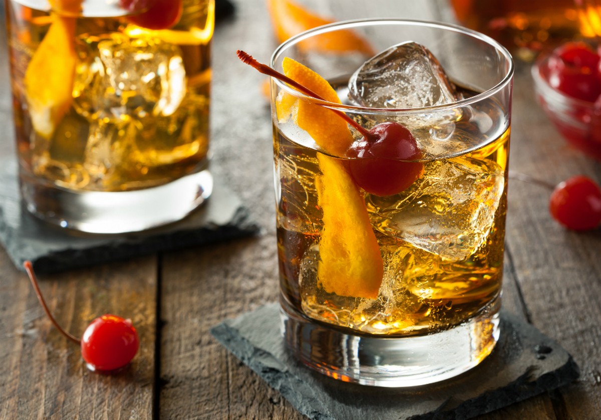 nahaufnahme ganz nah dran esswaren lebensmittel zimtstern gurke fischstäbchen fisch fishfinger peso mars schokoriegel schokolade samosa aubergine old fashioned whisky cocktail erdbeere kartoffelstock  ...