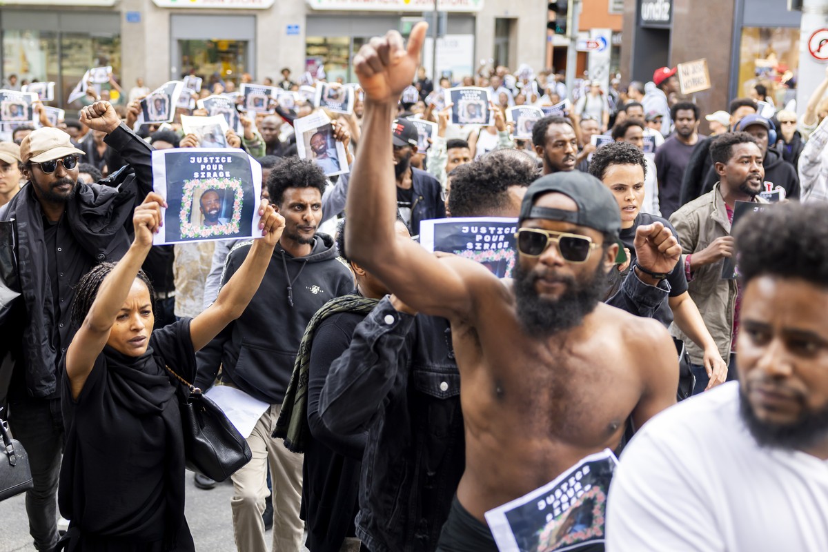 Des personnes de la communaute erythreenne tiennent des portraits de Sirage lors d'un rassemblement en hommage a Sirage, a l'issue des obseques, decede suite a une altercation avec plusieurs ...