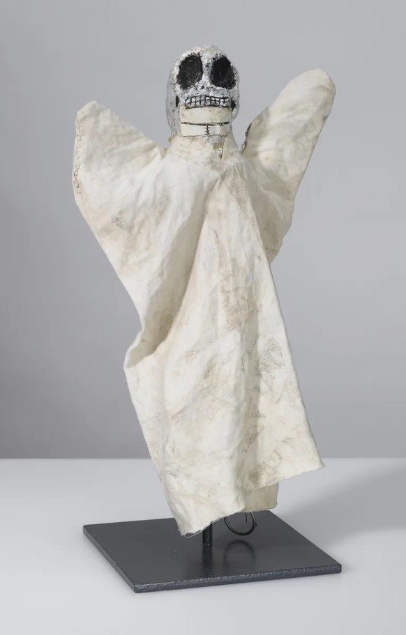 «Handpuppe Ohne Titel (Herr Tod)», von Paul Klee 1916.
https://de.wikipedia.org/wiki/Puppen_im_Bauhaus#/media/Datei:Paul_Klee_Puppe_Ohne_Titel_(Herr_Tod).jpg