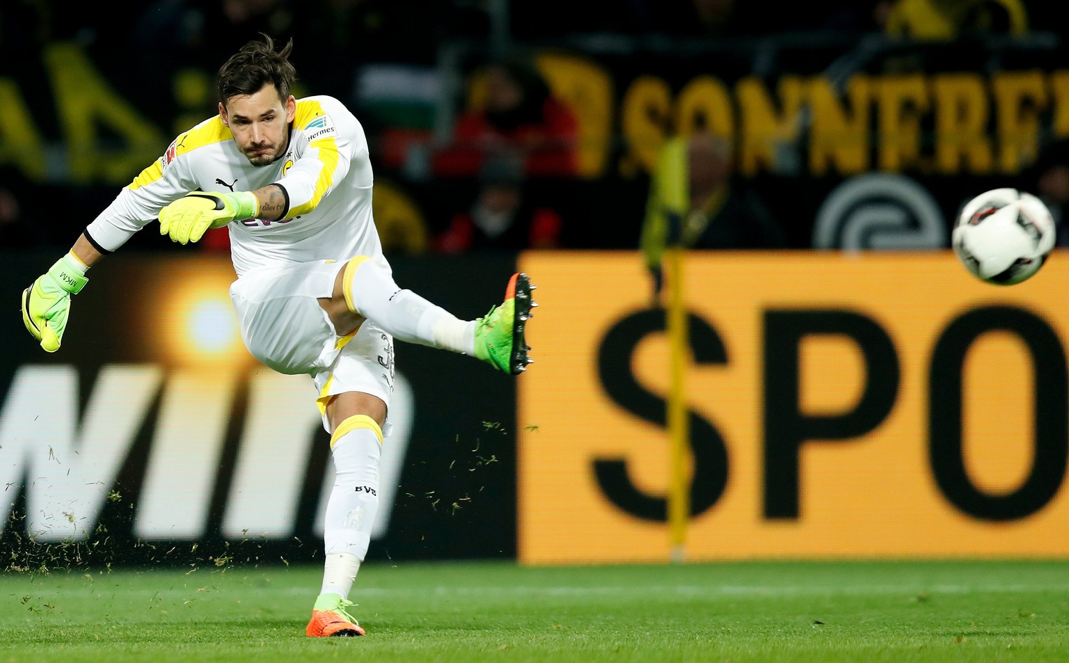 epa05855160 Dortmund&#039;s goalkeeper Roman Buerki in action during the German Bundesliga soccer match between Borussia Dortmund and FC Ingolstadt in Dortmund, Germany, 17 March 2017. EPA/FRIEDEMANN  ...