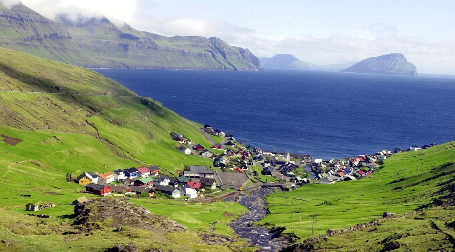 Landschaftsimpression von den Faeroeer Inseln, wo die Schweizer Fussballnationalmannschaft am Freitag ihr naechstes Weltmeisterschafts-Qualifikationsspiel bestreitet, aufgenomen am Donnerstag, 31. Mai ...