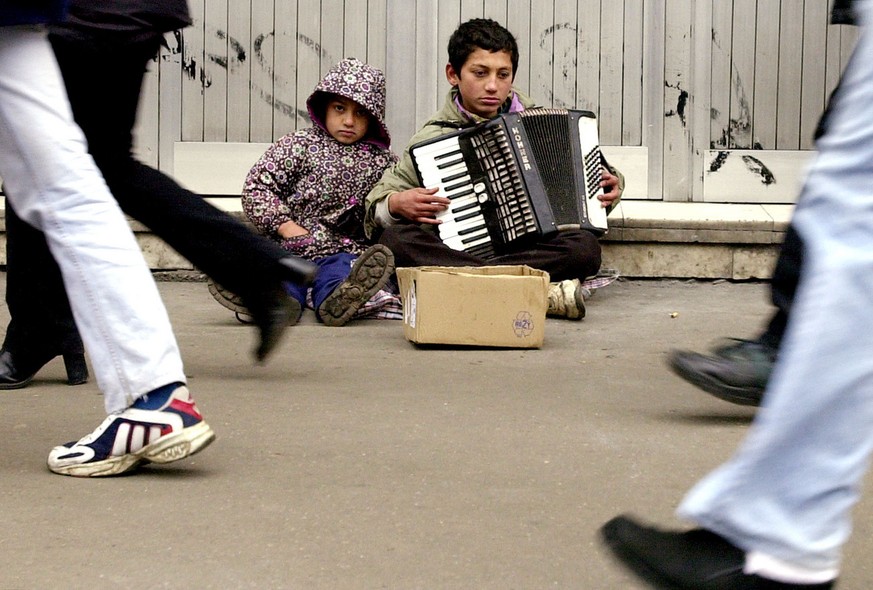 Rumänische Kinder verdingen sich als Strassenmusiker in Bukarest – obwohl im osteuropäischen Land die Kinderarmut in den letzten Jahren zurückgegangen ist, leben immer noch unzählige Kinder unter mens ...