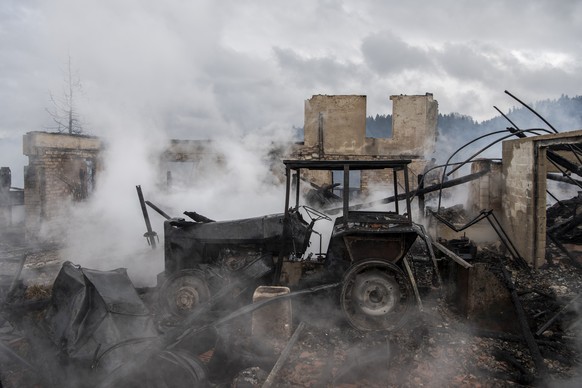 Feuerwehrleute loeschen einen Brand mehrerer Haeuser, aufgenommen am Montag, 10. Februar 2020 in Bauma. (KEYSTONE/Ennio Leanza)