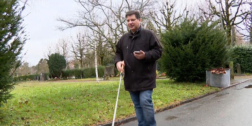 Der grösste Friedhof der Stadt Zürich ist nun auch für blinde Menschen zugänglich. Via innovativer Technologie können sich auch im Sehen eingeschränkte Personen auf dem Sihlfeld orientieren und inform ...