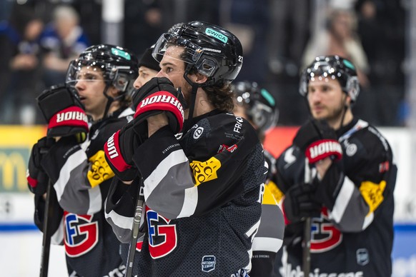 Yannick Rathgeb (HCFG) reagiert nach dem sechsten Eishockey Playoff Halbfinalspiel der National League zwischen dem HC Fribourg-Gotteron (HCFG) und dem Lausanne HC (LHC) am Donnerstag 10. April 2025 i ...